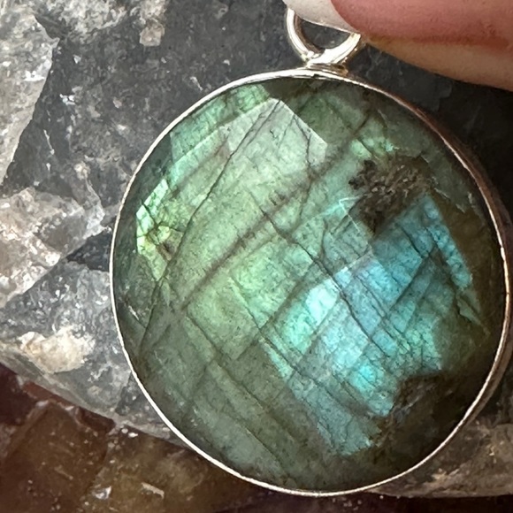 Labradorite faceted sterling silver pendant - Picture 3 of 7